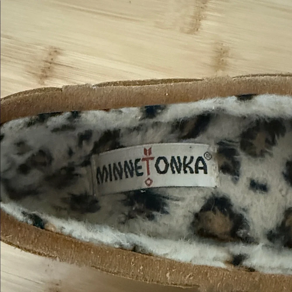 Minnetonka Kids Size 6 Girls or Boys Brown Suede Moccasins with Patterned Lining